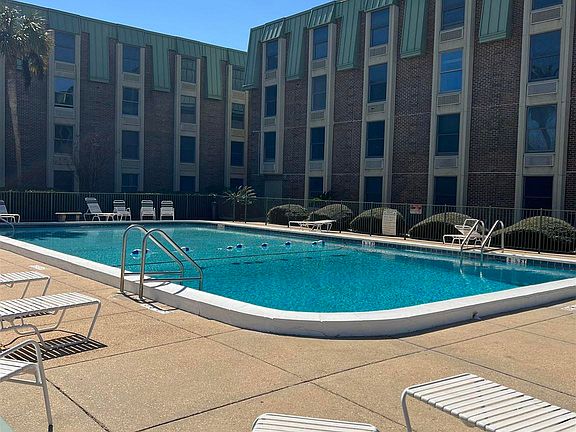 3rd image of 224 E Garden St APT 211