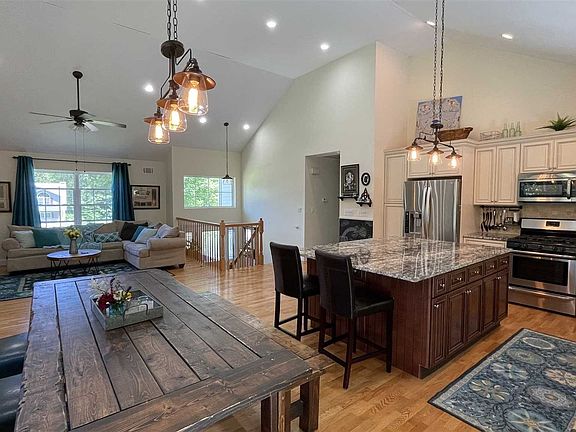 3rd image of 83 Glen Rock Cir
