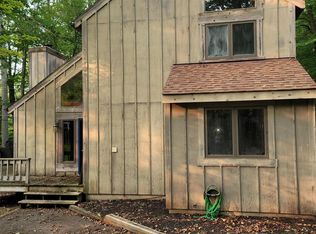 104 Grasshopper Ln, Greentown, PA 18426