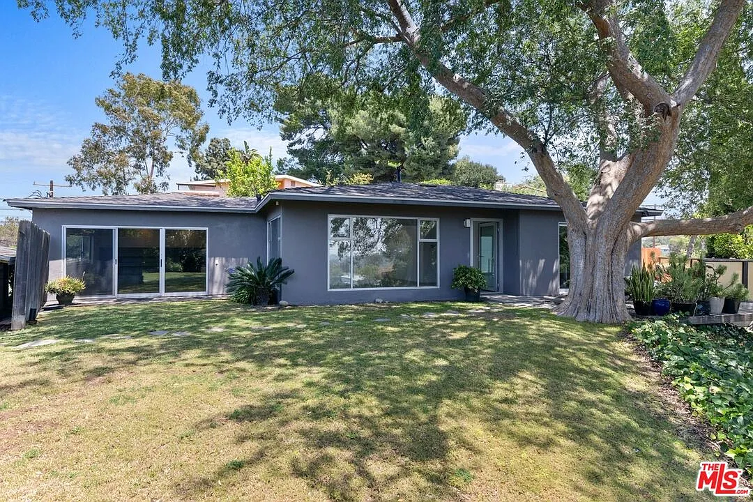2 bed, 1.0 bath, 1340 sqft, $5,595 — Photo 2