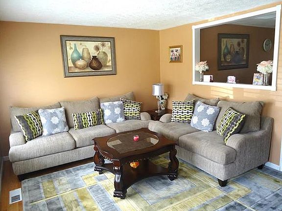 3rd image of 1023 Camelot Gardens Dr