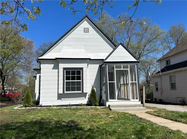 946 W 42nd St, Kansas City, MO 64111