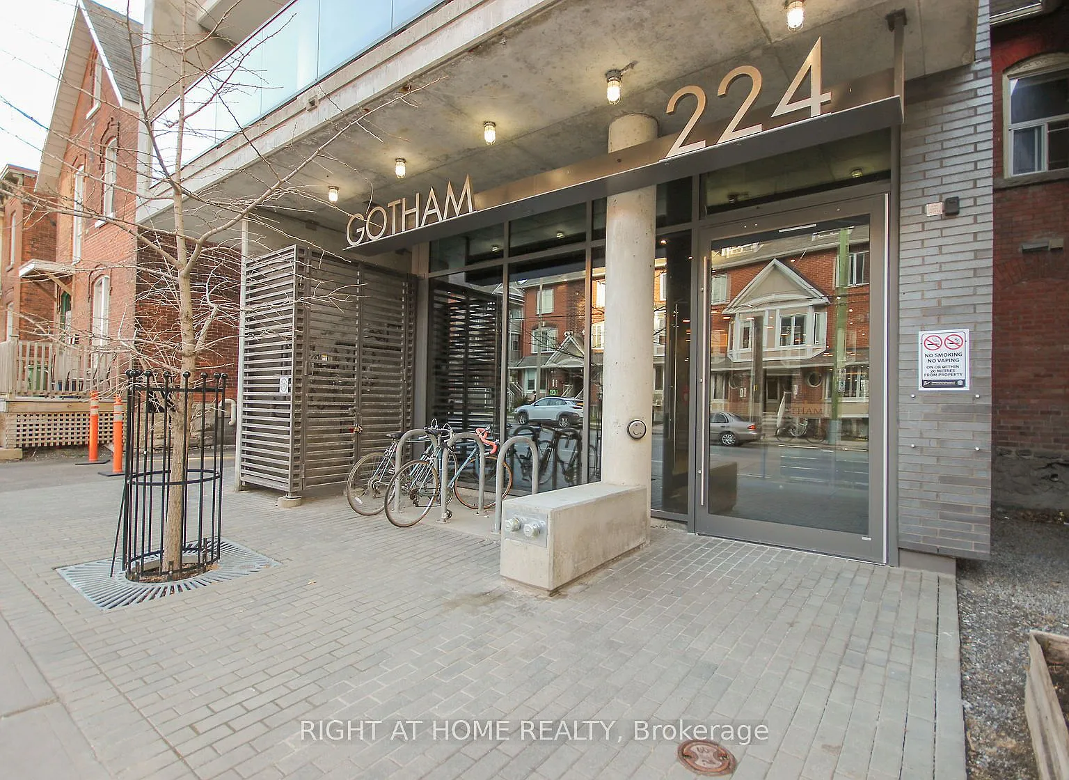 224 Lyon St N — Photo 2