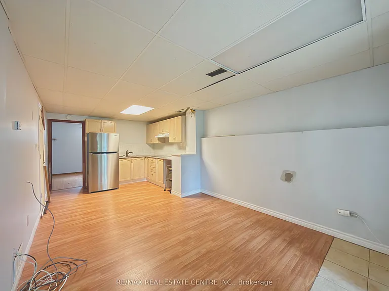 628 Main St E — Photo 8