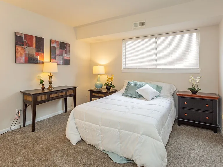 Lakeview Apartments — Photo 18