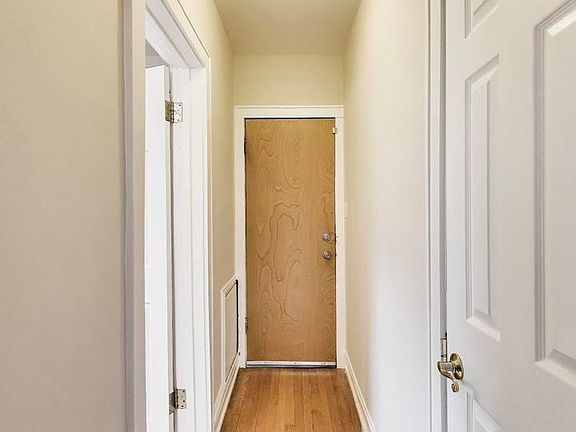 3rd image of 722 W Oakdale Ave APT 1R
