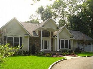 214 Huntington Bay Rd, Huntington, NY 11743