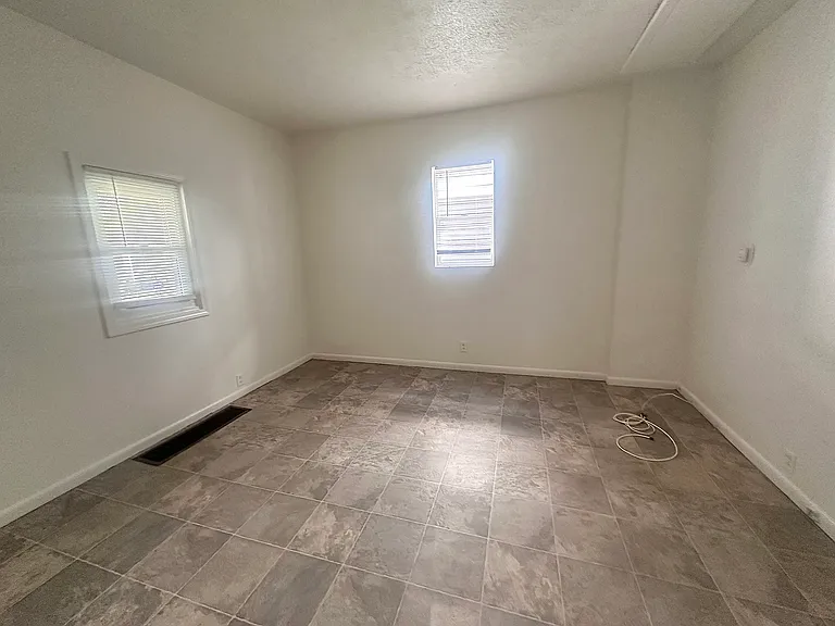 142 Delamaine Dr #1 — Photo 2