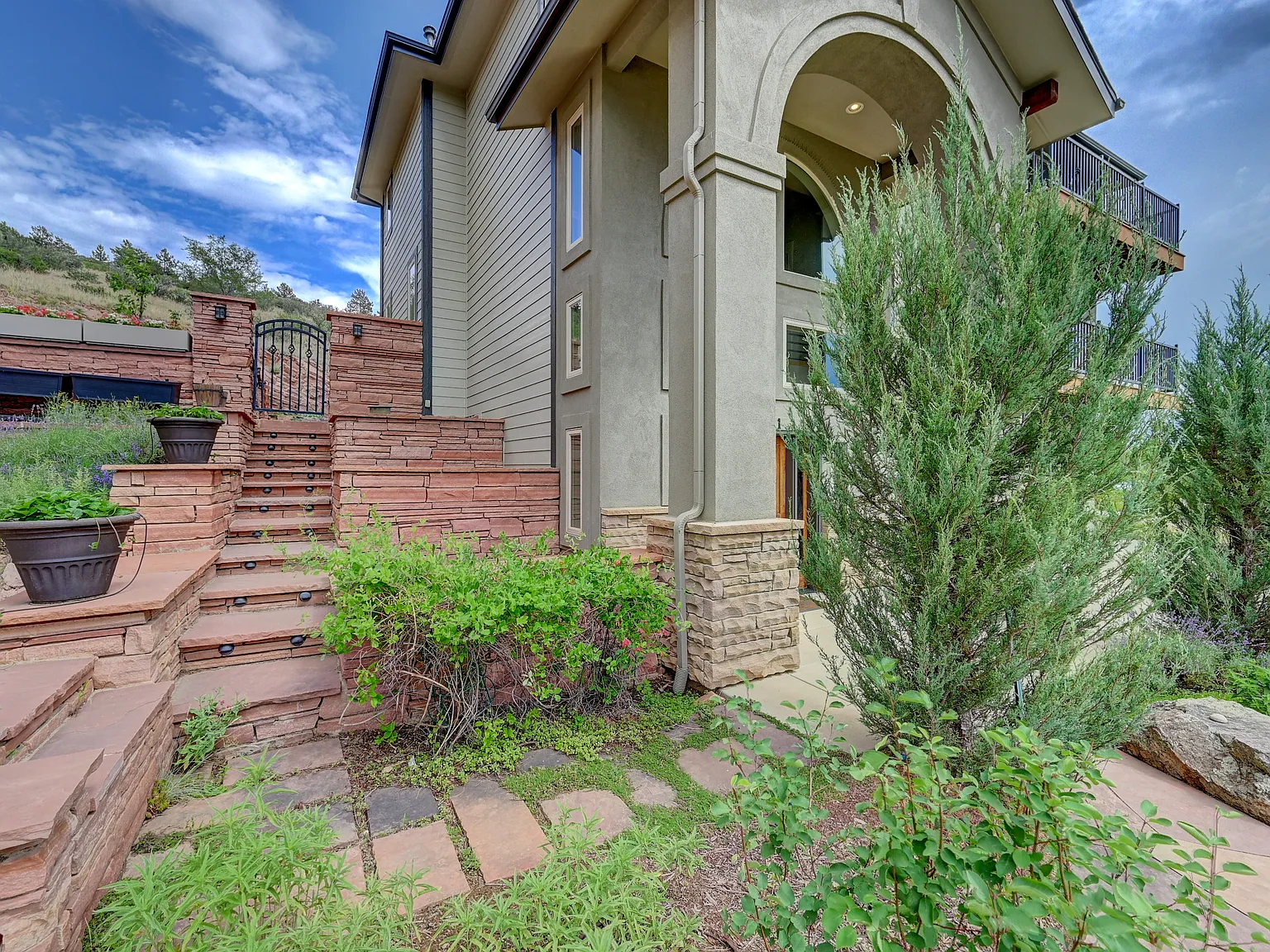 621 1st Ave — Photo 4