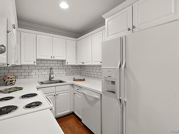 5th image of 444 Chester St APT 420