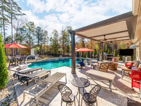 2412 Napa Valley Dr, Waxhaw, NC 28173