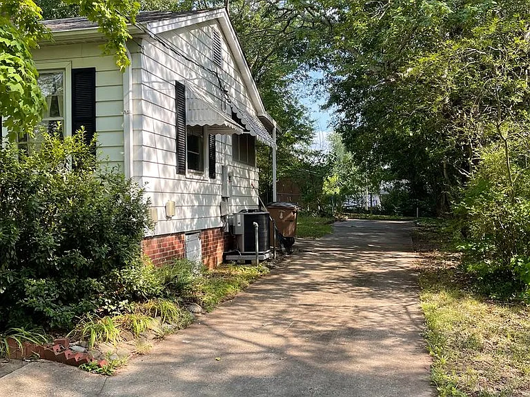 811 W Elm St — Photo 25