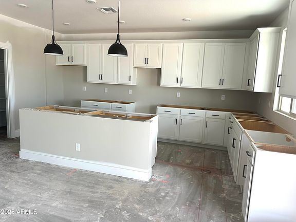 5th image of 820 W Lark Drive