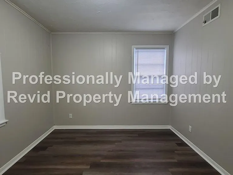 744 Lester St — Photo 13