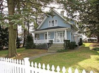 7 Landing Rd, Glen Cove, NY 11542