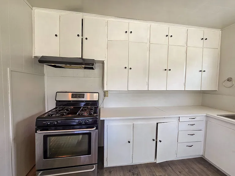 635 W Franklin St — Photo 14