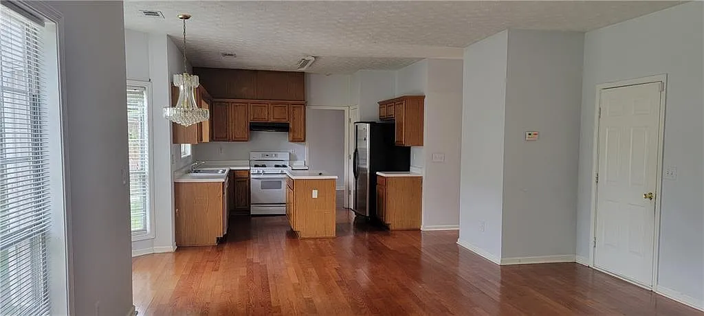 4 bed, 2.5 bath, 1987 sqft, $2,600 — Photo 4