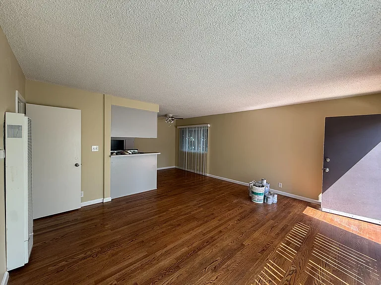 1215 Barry Ave — Photo 12