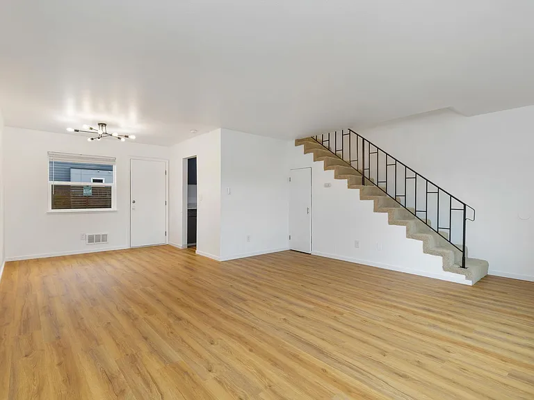 Marlowe Apartments — Photo 16