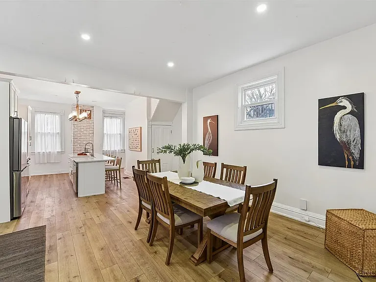 1723 Kinney Ave — Photo 4