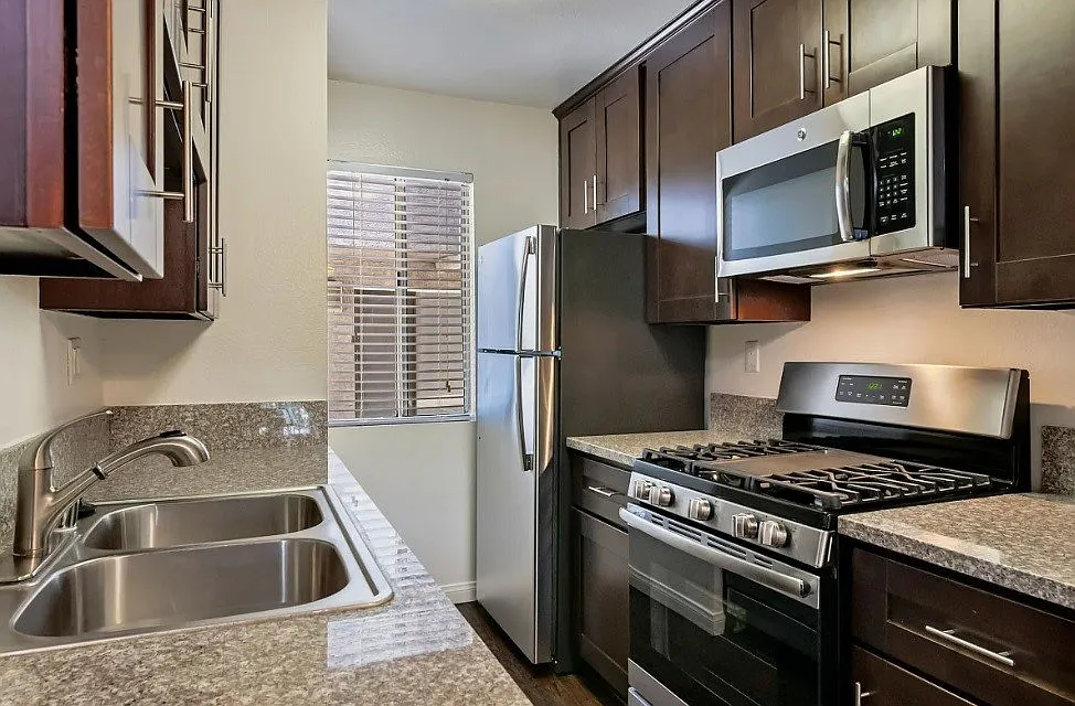 Kaitlin Court Apartments — Photo 2