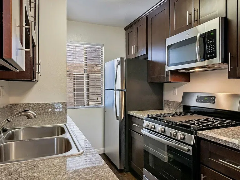 Kaitlin Court Apartments — Photo 2