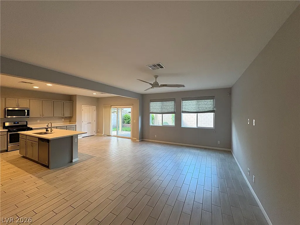 3 bed, 2.5 bath, 2051 sqft, $2,300 — Photo 4