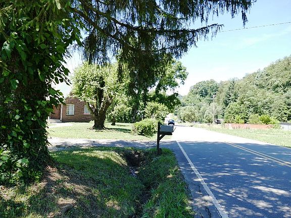 2nd image of 3752 Skyland Dr
