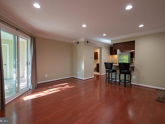 4th image of 1537 Lincoln Way APT 203