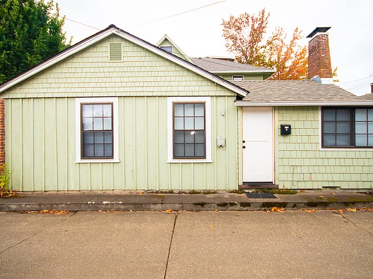 457 SW Washington Ave — Photo 1