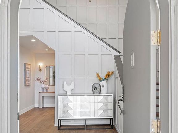 3rd image of 260 Robin Rd