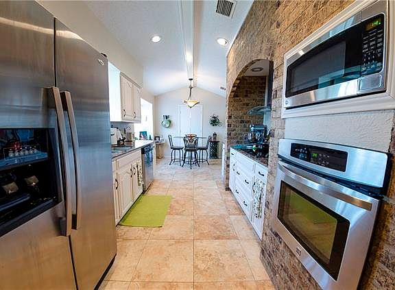 3rd image of 1665 Clarendon Dr