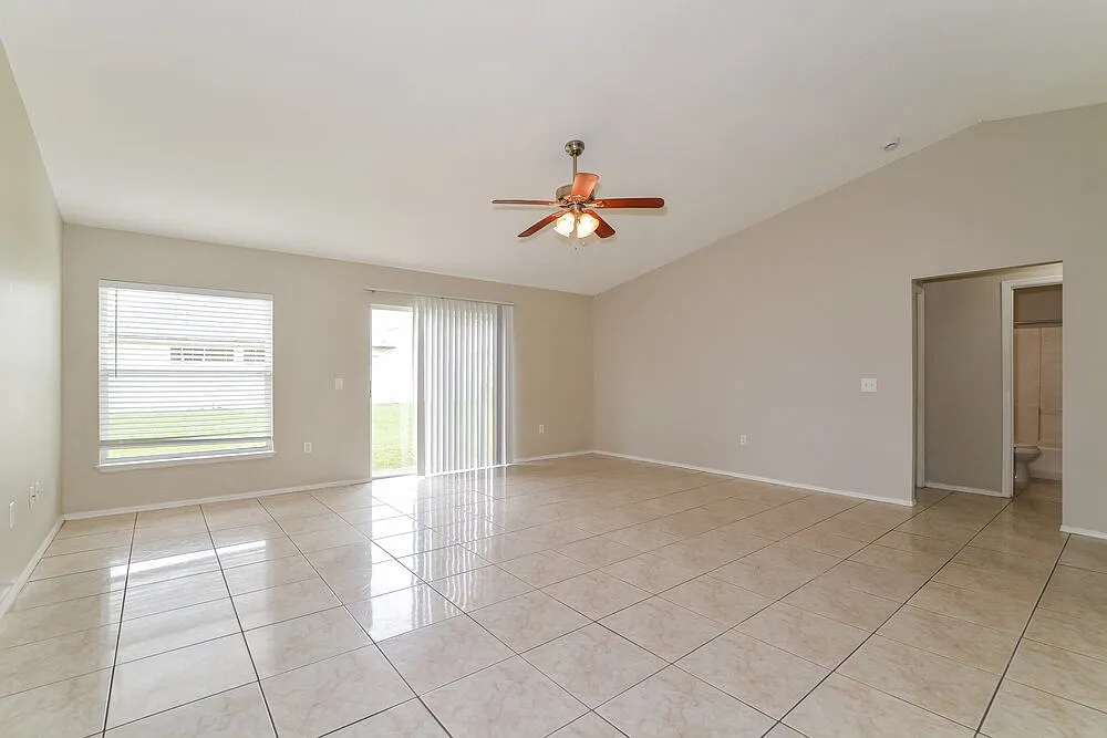 3 bed, 2.0 bath, 1414 sqft, $1,860 — Photo 4