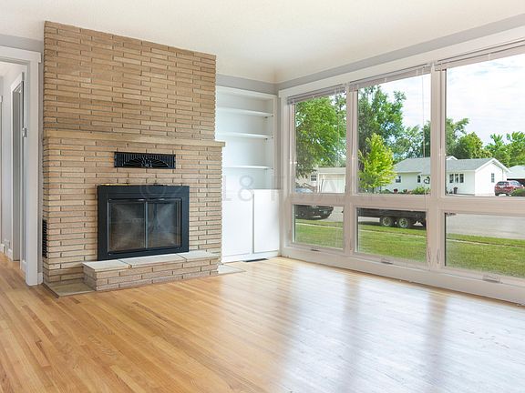 3rd image of 206 6th Ave E