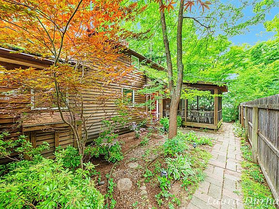 4th image of 2376 Lakeshore Dr