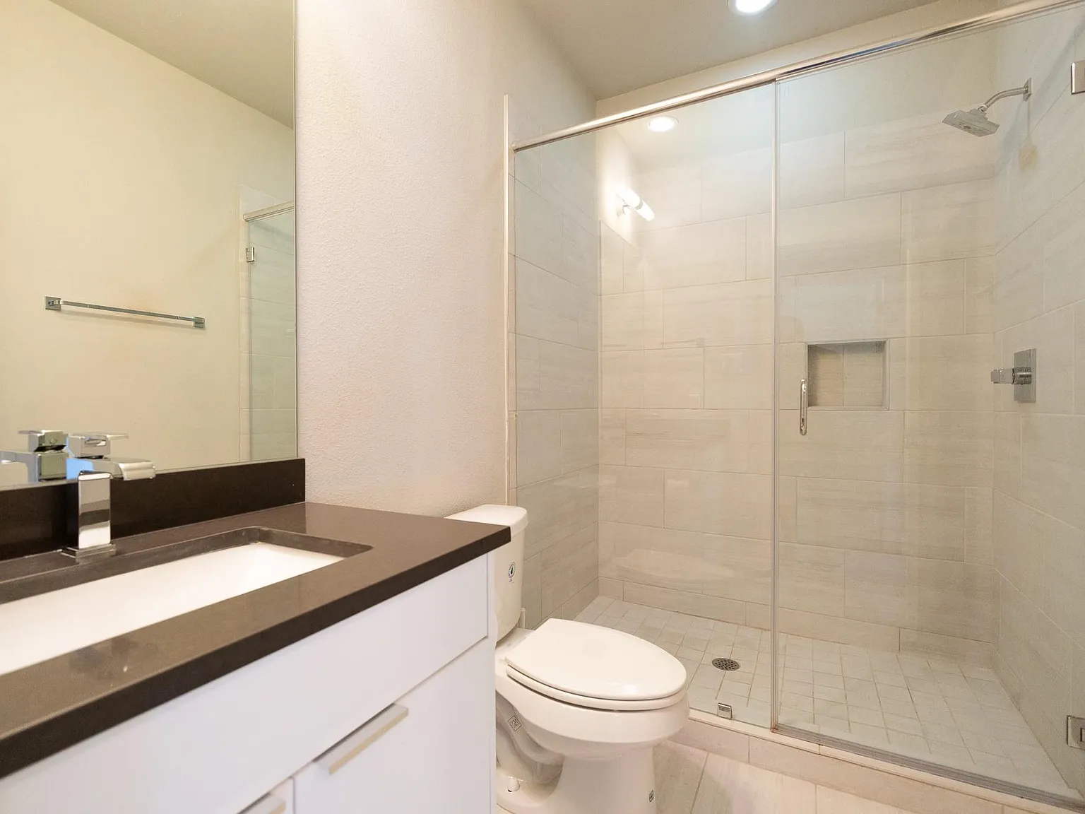 3 bed, 3.5 bath, 2217 sqft, $3,100 — Photo 3
