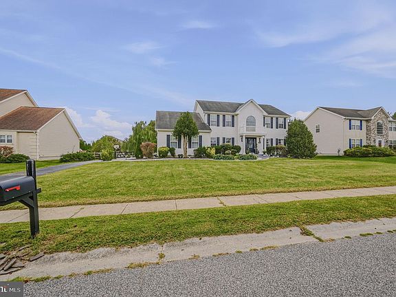 3rd image of 202 W Thomas Ct