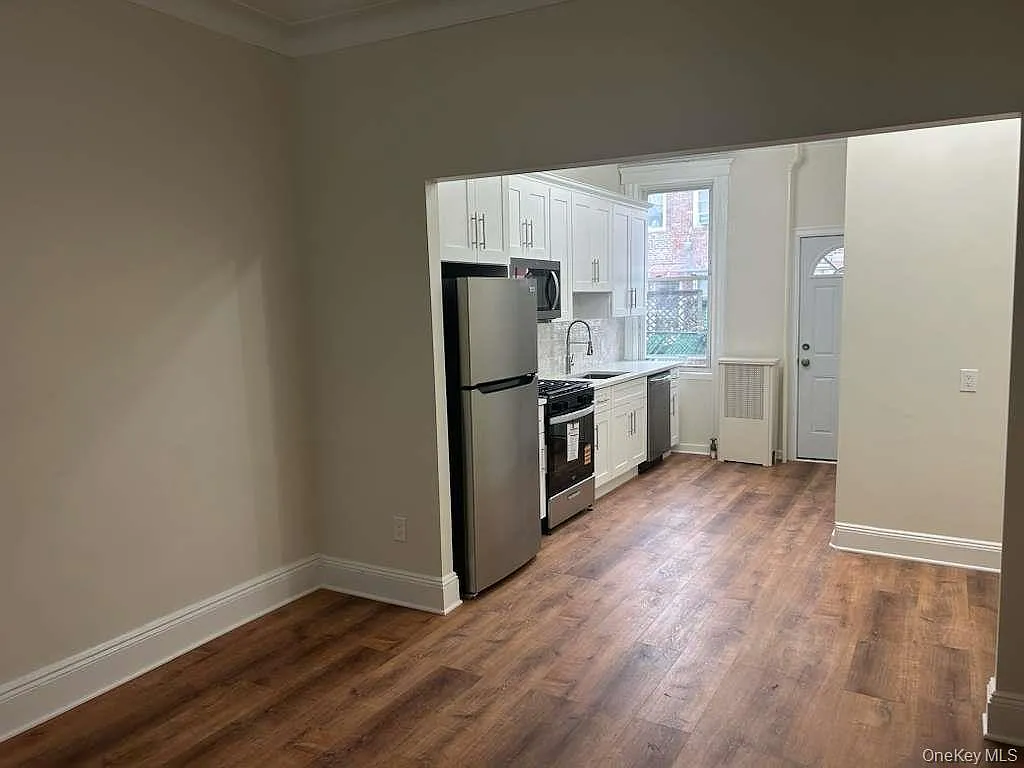 3 bed, 1.0 bath, 1000 sqft, $3,300 — Photo 3