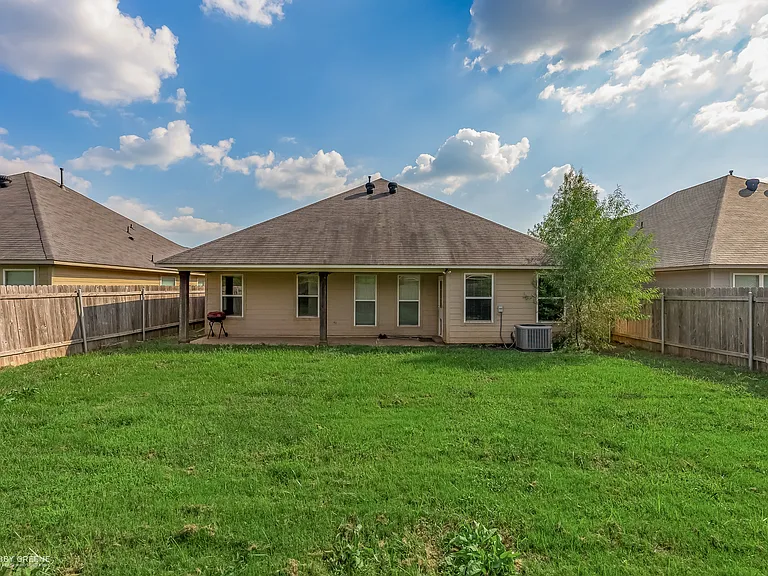 1702 Avondale Ct — Photo 2