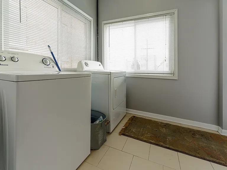 3611 W George St — Photo 7