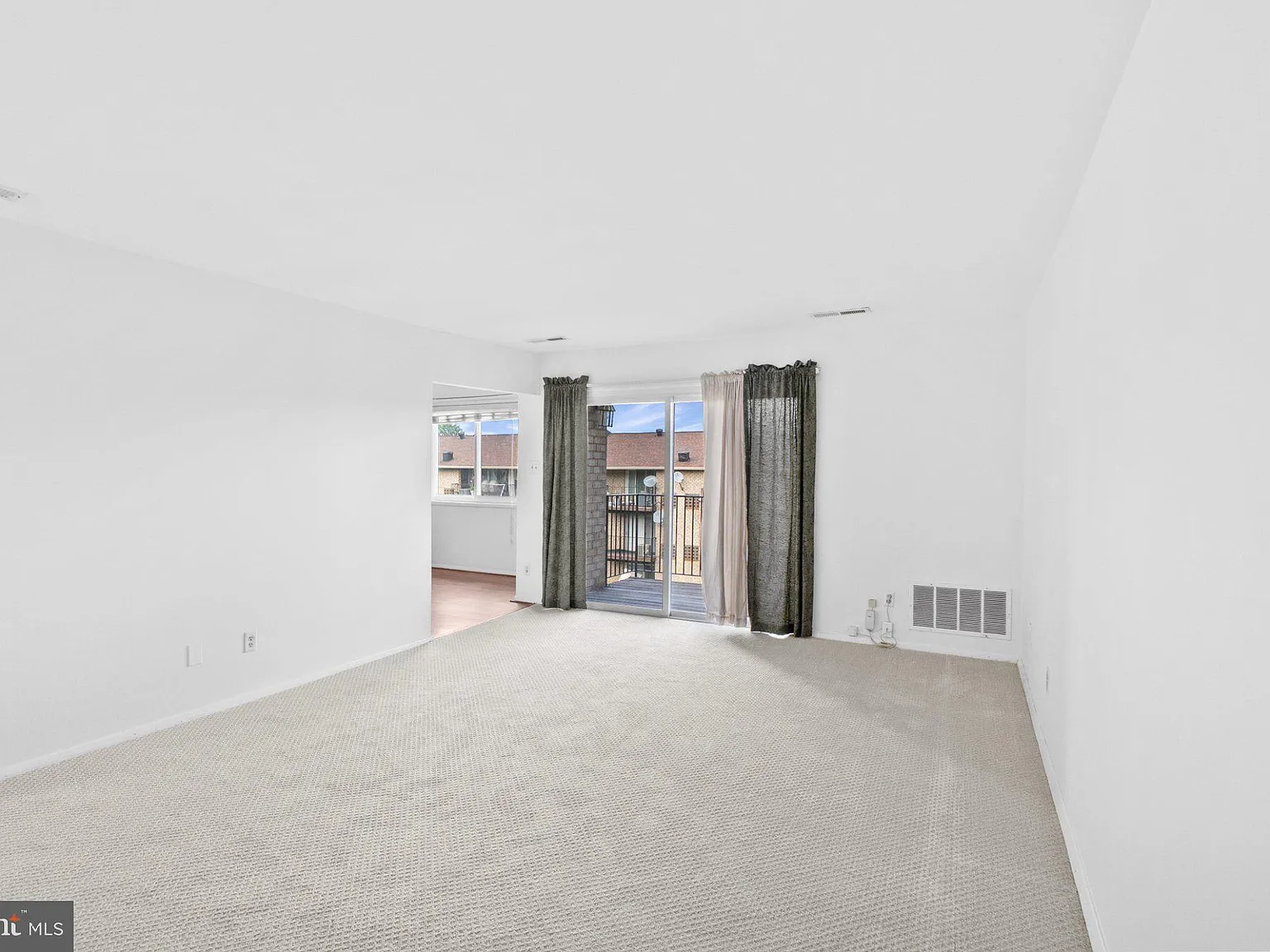 2 bed, 1.0 bath, 879 sqft, $2,000 — Photo 3