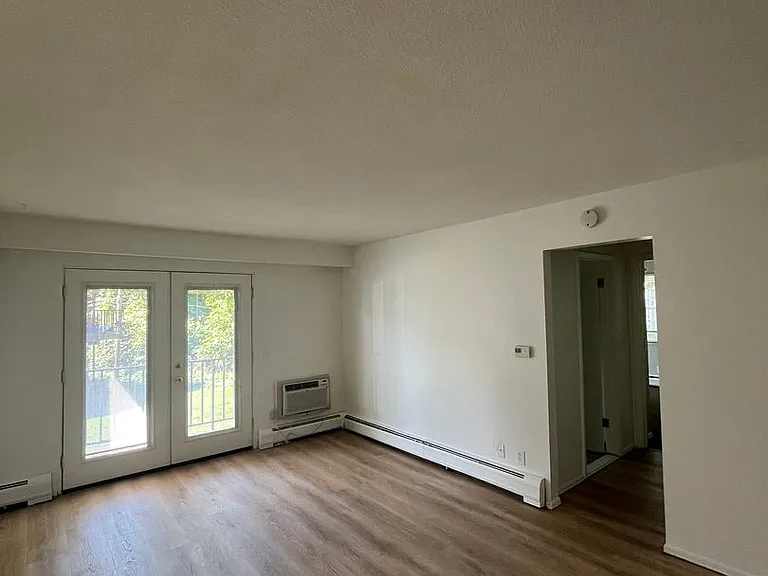 2594-2608 Dewey Ave — Photo 15