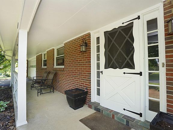 4th image of 469 Waterbury Cir