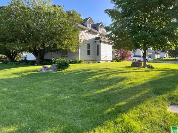 207 E 4th St, Galva, IA 51020