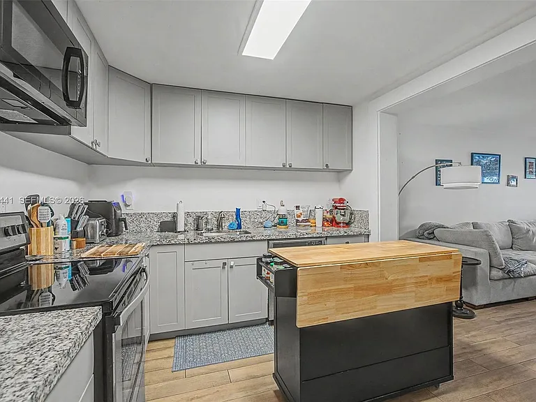 5910 SW 62nd Ter — Photo 9