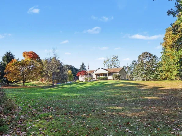 12255 Rohn Rd, Fenton, MI 48430