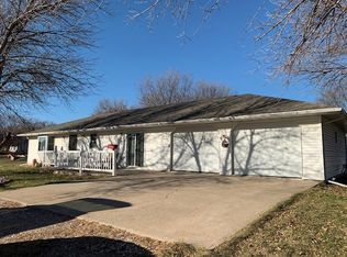 906 W Maple St, Blue Hill, NE 68930