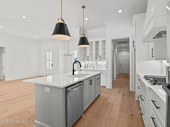 5th image of 400 Erickson Ln