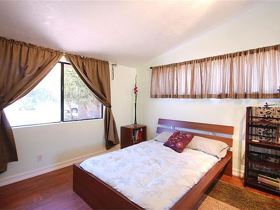 Second bedroom with en-suite full bathroom.