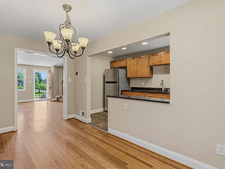 586 Lucia Ave — Photo 8